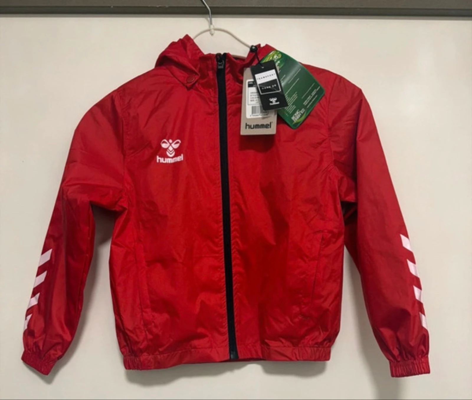 Hummel Jas Rood Maat 116 met Verwijderbare Capuchon